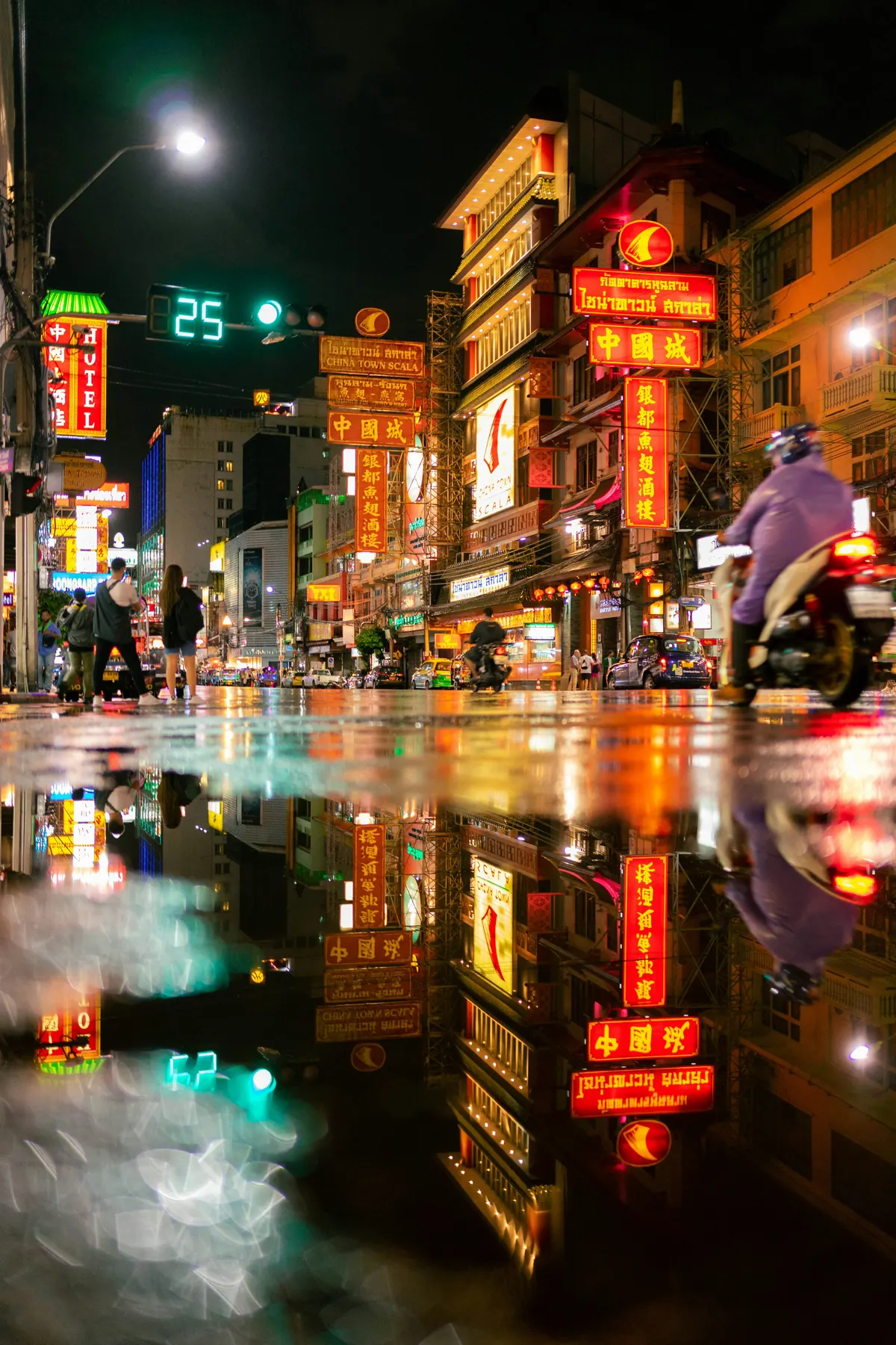 ภาพเงาสะท้อนบนถนนในย่านเยาวราชกรุงเทพฯ หลังฝนตก